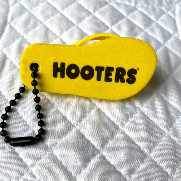 Hooters Other - Hooters 🦉 Flip Flop Key Chain NWOT